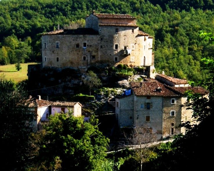 7) Castel di Luco